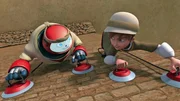 Von links: Gizmo und Chris klettern die Mauer von Jericho hoch Von links: Gizmo und Chris klettern die Mauer von Jericho hoch