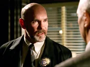 Der Fall, bei dem ein Ehepaar ermordet worden ist, weitet sich so sehr aus, dass sich sogar DEA Agent Jack Hammond (Mitch Pileggi) zu Wort meldet.