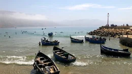 Wellenreiter und Fischer teilen sich die Brandung in Imsouane an der Atlantikk&uuml;ste.