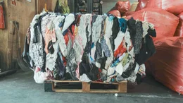 Wohlt&auml;tigkeitsorganisationen sortieren Altkleider und verkaufen sie dann teilweise auch an Second-Hand-Gesch&auml;fte weiter.