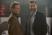 Thomas (Ioan Gruffudd, l.) und Max (Grégory Fitoussi, r.) besuchen gemeinsam die Party beim Ehemaligentreffen an der internationalen Schule in Antibes. Zunächst ist die Stimmung noch gut.