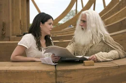 Langsam aber sicher verlieren Evan (Steve Carell, r.) und auch seine Familie (Lauren Graham, l.) den Verstand. Denn eines Tages stehen riesige Holzlieferungen vor seiner T&uuml;r und Tierpaare scharen sich um ihn. Da wird ihm klar, dass er sich nicht mehr vor seiner Aufgabe dr&uuml;cken kann. Die Arche wird gebaut ...
