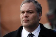 Goren (Vincent D'Onofrio) tappt im Dunkeln, nachdem er zwei grausam zugerichtete, leblose Körper aus dem East River fischt. Was führte das ermordete Paar im Schilde?