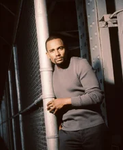 Hill Harper als Dr. Sheldon Hawkes.