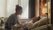 Schwester Carla (Haley Louise Jones, l.) wartet, dass ihr Freund Michi (Nicolas Handwerker, r.) aus dem Koma erwacht.