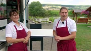 Ulrike und Nadine an ihrem Weserimbiss in Reileifzen. Ulrike und Nadine an ihrem Weserimbiss in Reileifzen.