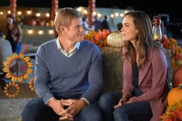 Anw&auml;ltin Claire (Erin Cahill) trifft auf ihren alten Highschool-Rivalen Patrick (Trevor Donovan).