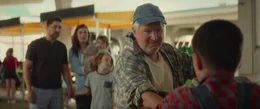 Nach vielen Anlaufschwierigkeiten wird die &bdquo;Coco Farm&ldquo; letztlich ein Erfolg. Und nicht nur das. Auch Raymond (Beno&icirc;t Bri&egrave;re, 2. von rechts), findet durch das Projekt wieder zu sich selbst - und zu seiner Familie.