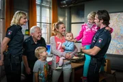 Franzi (Rhea Harder-Vennewald, M.) zu Besuch im PK 21. Melanie (Sanna Englund, l.), Wolle (Harald Maack, 2.v.l.) und Mattes (Matthias Schloo, r.) freuen sich, ihre Kollegin wiederzusehen.