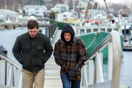 L-R: Lee Chandler (Casey Affleck), Patrick (Lucas Hedges)