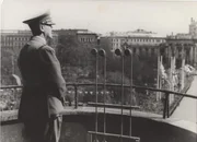 Hitler auf dem Balkon des Wiener Rathauses. Hitler auf dem Balkon des Wiener Rathauses.
