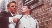 Eliot Ness (Kevin Costner, l.) bedroht al Capones Stellvertreter Frank Nitti (Billy Drago, r.) ...