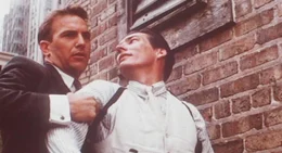Eliot Ness (Kevin Costner, l.) bedroht al Capones Stellvertreter Frank Nitti (Billy Drago, r.) ...