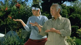 Daniel (Ralph Macchio, l.) und Mister Miyagi (Pat Morita, r.).