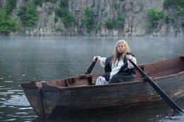 Die K&ouml;ngin (Sabina Remundov&aacute;) wird vom Schloss verjagt.