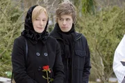 Anke (Maren Kroymann) fällt bekifft ins Grab von Tante Tesi. Basti (Frederik Hunschede)