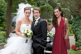 Eigentlich wollte Sophie (Alissa Jung, r.) David (David Rott, M.) heiraten, doch dann steht Sina (Alissa Jung; l.) mit ihm vor dem Traualtar. Wei&szlig; David von dem Rollentausch?; Eigentlich wollte Sophie (Alissa Jung, r.) David (David Rott, M.) heiraten, doch dann steht Sina (Alissa Jung; l.) mit ihm vor dem Traualtar. Wei&szlig; David von dem Rollentausch?