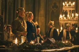 Erwartungsvoll stehen Margarethe I. (Trine Dyrholm) und ihr Sohn Erik (Morten Hee Andersen) einem gro&szlig;en Fest vor, bei dem Eriks Verlobung mit einer Tochter des englischen K&ouml;nigs verk&uuml;ndet und gefeiert werden soll.