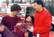 Für Dr. Roland Heilmann (Thomas Rühmann, rechts) wird die Schauspielerin Tina (Sandra Leonhard) die erste Patientin bei seinem Dienst als Arzt im Rettungswagen. Bei dem Unfall, verursacht von ihrem Freund (Stephan Hornung), zieht sie sich einen komplizierten Bruch zu, und Roland weist Tina in die Sachsenklinik ein.