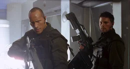 Die S&ouml;ldner Sarge (Dwayne "The Rock" Johnson, l.) und Reaper (Karl Urban, r.) haben nur eine M&ouml;glichkeit, die Menschheit zu retten. Nichts und niemand verl&auml;sst lebend die Station! Doch leider l&auml;uft nichts so wie geplant ...