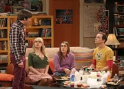 "The Big Bang Theory" - "Wenn Männer Händchen halten...." Eigentlich genießt es Howard, Sheldon immerzu aufzuziehen. Weil sich Bernadette aber daran stößt, will er ihr zuliebe mit der lieben Gewohnheit brechen. Sheldon hätte nichts dagegen, kann aber seinerseits nicht ohne Seitenhiebe gegen Howard auskommen. Indes wundert es Leonard, dass Penny trotz ihrer derzeit schlechten finanziellen Lage immer noch Rollen ablehnt. Dem nicht genug, geht kurz darauf ihr Auto zu Bruch, wodurch Penny nun auf Leonards Fahrdienste angewiesen ist. Im Bild (v.li.): Simon Helberg (Howard Wolowitz), Melissa Rauch (Bernadette Rostenkowski-Wolowitz), Mayim Bialik (Amy Farrah Fowler), Jim Parsons (Sheldon Cooper).