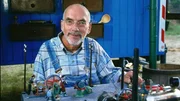 Eine echte kleine Dampfmaschine hat sich Peter (Peter Lustig) gebaut. So probiert er aus, wie man früher die Kraft erzeugte, um Maschinen anzutreiben.