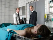 "Soko Donau", "Die Akte Schweikhart." Eine junge Frau ist in ihrer Badewanne zu Tode gekommen. Es handelt sich um die Tochter des Unterwelt-Granden Schweikhart. Die Untersuchungen von Dr. Trautmannsdorff lassen einen Selbstmord ausschließen. Das Opfer wurde ertränkt, Alkohol und Tabletten wurden ihr erst post mortem eingeflößt. Schweikhart ist ein gebrochener Mann. Es ist klar, dass er auch auf eigene Faust durch seine Leute ermitteln lässt. Und auch Staatsanwalt Dr. Seiler hat Interesse an dem Fall, war es doch Schweikhart, der den Tod seiner Verlobten zu verantworten hatte, auch wenn das nie bewiesen werden konnte. Seiler hofft, dass Schweikhart in diesem Ausnahmezustand Fehler macht. Im Bild (v.li.): Dietrich Siegl (Otto Dirnberger), Paul Matic (Dr. Seiler). "Soko Donau", "Die Akte Schweikhart." Eine junge Frau ist in ihrer Badewanne zu Tode gekommen. Es handelt sich um die Tochter des Unterwelt-Granden Schweikhart. Die Untersuchungen von Dr. Trautmannsdorff lassen einen Selbstmord ausschließen. Das Opfer wurde ertränkt, Alkohol und Tabletten wurden ihr erst post mortem eingeflößt. Schweikhart ist ein gebrochener Mann. Es ist klar, dass er auch auf eigene Faust durch seine Leute ermitteln lässt. Und auch Staatsanwalt Dr. Seiler hat Interesse an dem Fall, war es doch Schweikhart, der den Tod seiner Verlobten zu verantworten hatte, auch wenn das nie bewiesen werden konnte. Seiler hofft, dass Schweikhart in diesem Ausnahmezustand Fehler macht. Im Bild (v.li.): Dietrich Siegl (Otto Dirnberger), Paul Matic (Dr. Seiler).