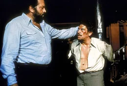 Chefinspektor Tabassi suspendiert Rizzo (Bud Spencer, l.) vom Dienst. Doch das h&auml;lt ihn nicht davon ab, den Gangstern im Alleingang und unter Einsatz seiner gro&szlig;en F&auml;uste das Leben schwer zu machen ..._Titel: Sie nannten ihn Plattfu&szlig;