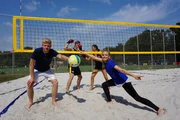 Boxhandschuhe beim Beachvolleyball? Moderatorin Susanne Schlüter fordert gemeinsam mit Luka die beiden Leistungssportler Luis und Annika heraus.