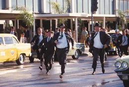 Vorne: Carl Hanratty (Tom Hanks)