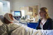 Franz (Heinz Marecek, l.) hat sich bei einem nächtlichen Einsatz zur Rettung der Steinadler verletzt. Emilie (Stefanie von Poser, r.) macht sich große Sorgen um ihn. Franz (Heinz Marecek, l.) hat sich bei einem nächtlichen Einsatz zur Rettung der Steinadler verletzt. Emilie (Stefanie von Poser, r.) macht sich große Sorgen um ihn.