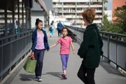 Pauline (Lisa Wihstutz, rechts) lauert Linh (Lynn Dortschack) und Tien (Linda Anh Dang) auf.