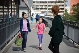 Pauline (Lisa Wihstutz, rechts) lauert Linh (Lynn Dortschack) und Tien (Linda Anh Dang) auf.
