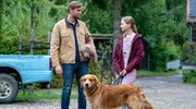 Tanja Wagner (Cléo Buzási, re.) bekommt von Eric (Ulrich Brandhoff, li.) einen Erste-Hilfe-Kurs für Hunde.
