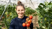Checkerin Marina findet raus, wie Tomaten wachsen und warum sie im Gewächshaus gepflanzt werden.