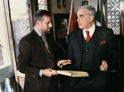 rbb Fernsehen DONNA LEON - NOBILTA, Deutschland 2001, Regie Sigi Rothemund. Ein brisanter Fall: Commissario Guido Brunetti (Joachim Krol, li.) bekommt Anweisungen von Vice-Questore Patta (Michael Degen).