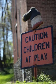 Heute spielen hier keine Kinder mehr, das Lachen und Spielen der Kinder scheint aber immer noch in der Luft zu liegen ...