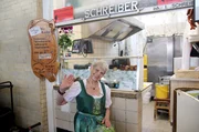 Ilse Schreiber ist seit vielen Jahren eine feste Größe der Kleinmarkthalle. Häufig stehen die Kunden Schlange, um die beliebten Wurstsorten zu probieren. Ilse Schreiber ist seit vielen Jahren eine feste Größe der Kleinmarkthalle. Häufig stehen die Kunden Schlange, um die beliebten Wurstsorten zu probieren.