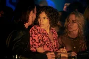 Stascha (Jasmin Gerat, Mitte) beschützt ihre Schwester Minka (Jenny Meyer) gegen Gore (Robert Best).