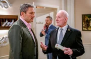 Christoph (Dieter Bach, l.) ist irritiert, als er von Alfons (Sepp Schauer, r. mit Sven Waasner, m.) überraschende Neuigkeiten hört.