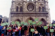 Anhängerinnen und Anhänger von Gaialand vor der Kathedrale Notre-Dame de Paris – dem Startpunkt ihrer Reise nach Finnisch-Lappland