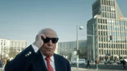 Die Westberliner Elite um Bürgermeister Eberhard Diepgen und den mächtigen Mann Klaus-Rüdiger Landowsky hat ihre Macht Mitte der 90er Jahre zementiert und feiert sich selbst auf großen Festen in den Beton-Kathedralen der vielen Großbaustellen der Stadt. Doch der erhoffte Hauptstadt-Boom bleibt aus. - Roland Ernst, Immobilienunternehmer und Projektentwickler, galt als "Erbauer des neuen Berlins".