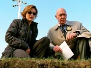 Detective Olivia Benson (Mariska Hargitay) und Captain Don Cragen (Dann Florek) finden auf den Bahnschienen eine Leiche. War es Mord? Detective Olivia Benson (Mariska Hargitay) und Captain Don Cragen (Dann Florek) finden auf den Bahnschienen eine Leiche. War es Mord?