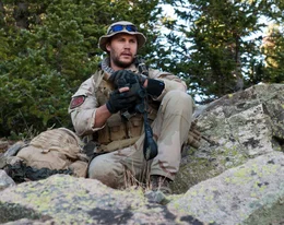 Afghanistan am 28. Juni 2005: Einsatzleiter Lieutenant Michael Patrick "Murph" Murphy (Taylor Kitsch) und seine kleine Truppe werden nachts im gebirgigen Gel&auml;nde ausgesetzt, um den Aufenthaltsort eines ber&uuml;chtigten Taliban-Anf&uuml;hrers auszukundschaften und diesen gegebenfalls per Pr&auml;zisionsschuss aus der Ferne zu eliminieren ...
