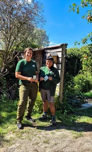 Die Gärtnerinnen auf der Garten Tulln kümmern sich um den Kräuterrasen. An kahlen Stellen wird mit speziellem Saatgut nachgestreut, um die Artenvielfalt zu erhöhen.