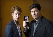 Kommissar LaBréa (Francis Fulton-Smith) und seine Kollegin Claudine (Chiara Schoras) suchen den Blutfußmörder. Kommissar LaBréa (Francis Fulton-Smith) und seine Kollegin Claudine (Chiara Schoras) suchen den Blutfußmörder.