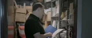 In einem geheimen Raum im Herzen Medellíns bewahrt Juan Pablo Escobar Briefe, Fotoalben und andere Erinnerungsstücke an seine Kindheit und seinen berühmten Vater Pablo Escobar auf.