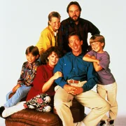 In den Hauptrollen: u.v.li.: Randy (Jonathan Taylor Thomas), Jill (Patricia Richardson), Tim (Tim Allen), Mark (Taran Smith), v.o.li.: Brad (Zachery Ty Bryan), Al (Richard Karn)