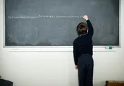 Der kleine Felix (Eric und Marc Hermann, im Bild Marc) erweist sich als mathematisches Genie. Er kann rechnen, ohne dass es ihm jemand beigebracht h&auml;tte. Doch er bewegt sich in einer abstrakten Welt aus Zahlen und T&ouml;nen. Gef&uuml;hle und Denken anderer Menschen bleiben ihm wom&ouml;glich immer verschlossen.