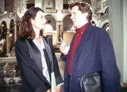 Nach seinem Freispruch kommen sich Dr. Stefan Frank (Sigmar Solbach) und die Anwältin Monika Ullmater (Nicola Tiggeler) näher. Sie macht keinen Hehl aus ihrer Sympathie für ihn; und auch Stefan ist nicht abgeneigt... Nach seinem Freispruch kommen sich Dr. Stefan Frank (Sigmar Solbach) und die Anwältin Monika Ullmater (Nicola Tiggeler) näher. Sie macht keinen Hehl aus ihrer Sympathie für ihn; und auch Stefan ist nicht abgeneigt...